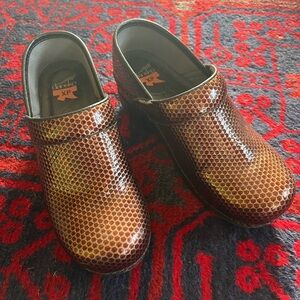 Dansko XP Honeycomb Patterned leather clogs size 37